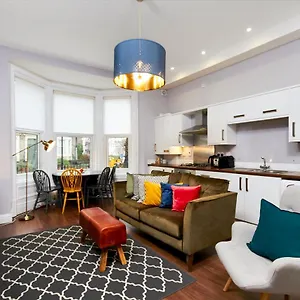 Lovely Abode In - Sleeps 4 - Ground Floor Apartment